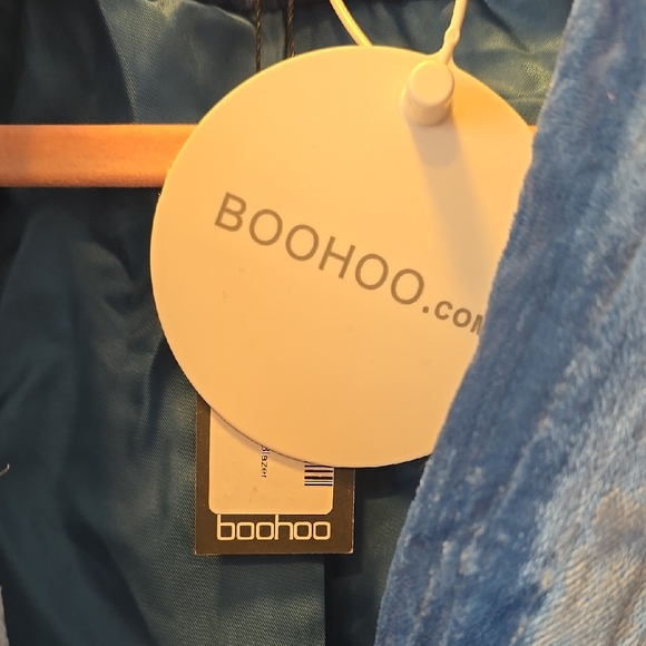 Boohoo Blue Velvet Blazer with Tailored Silhouette - Picture 2 of 6